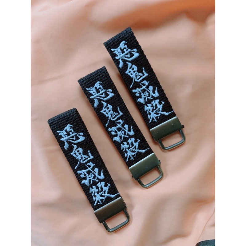 刺繡鑰匙圈惡鬼滅殺黑底白字鬼滅之刃無限列車遊郭 蝦皮購物