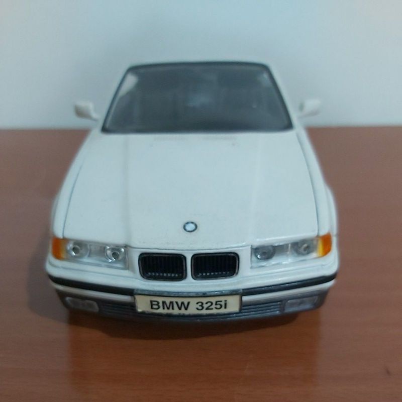 1/18Maisto BMW E36 325i Convertible 1993