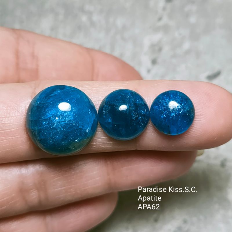 💎APA62.Apatite.天然星光體藍磷灰石.絕美的深海藍色系.無孔完整體(鑲嵌款裸石).3顆1組