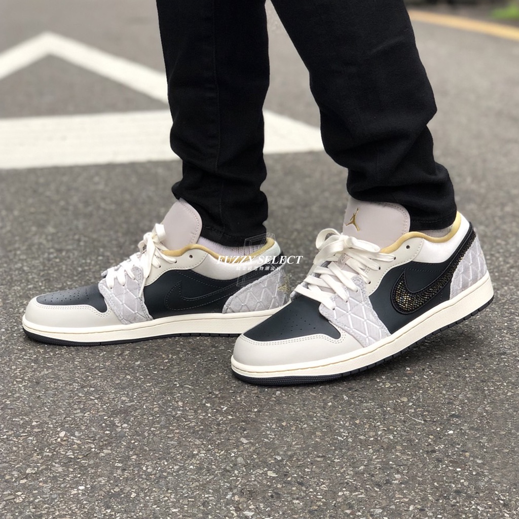 【逢甲 FUZZY】Air Jordan 1 Low Beaded 綢緞 黑灰金 菱格紋 DV1762-001