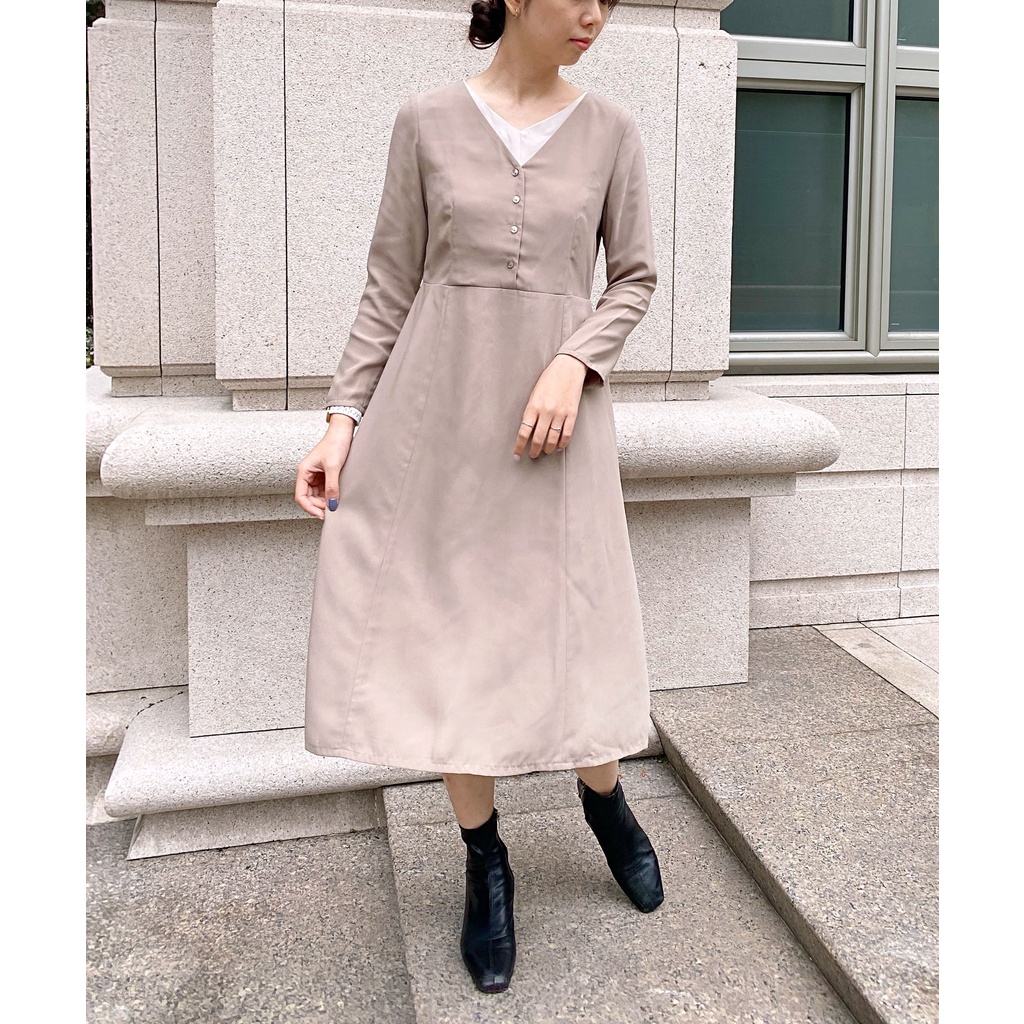 NATURAL BEAUTY BASIC奶茶層次Ｖ領純色洋裝01013011 質感洋裝 合身洋裝  長袖短洋