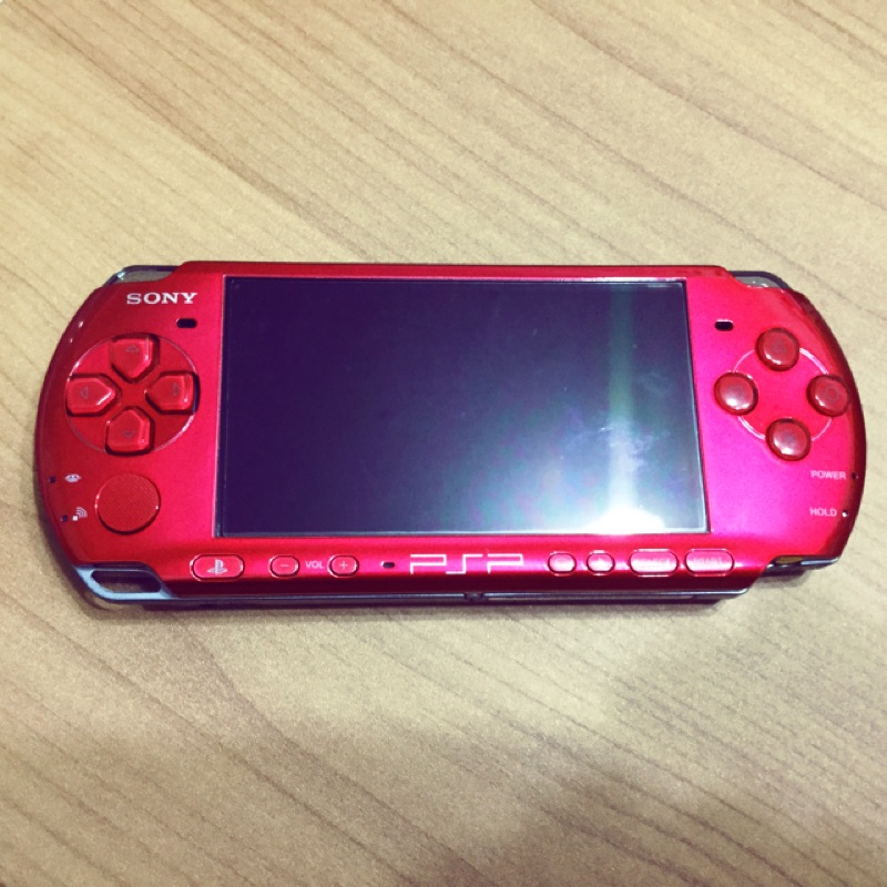 二手PSP 3007艷光紅（內含3片遊戲:俠盜獵車手：自由城傳奇、太鼓達人2、抓猴啦P以及8G記憶卡）有貼螢幕保護貼喔！