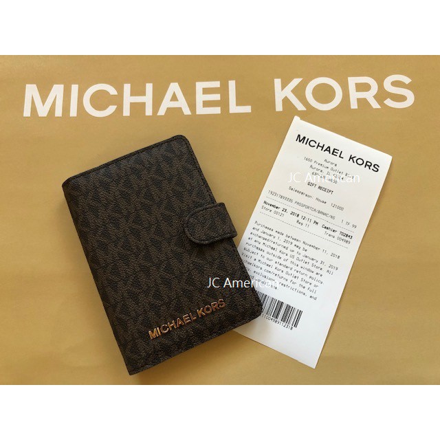 【美國JC】Michael Kors MK logo 深咖啡色 防刮材質 釦式 護照夾 ~現貨在台