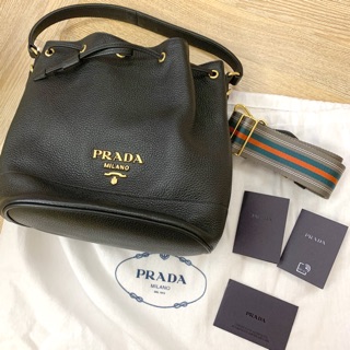 PRADA 經典品牌浮雕LOGO牛皮束口手提/斜背水桶包(黑)