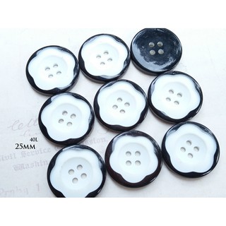 I73001 25mm白色花型黑框4孔鈕扣(微瑕) 💓大衣外套風衣