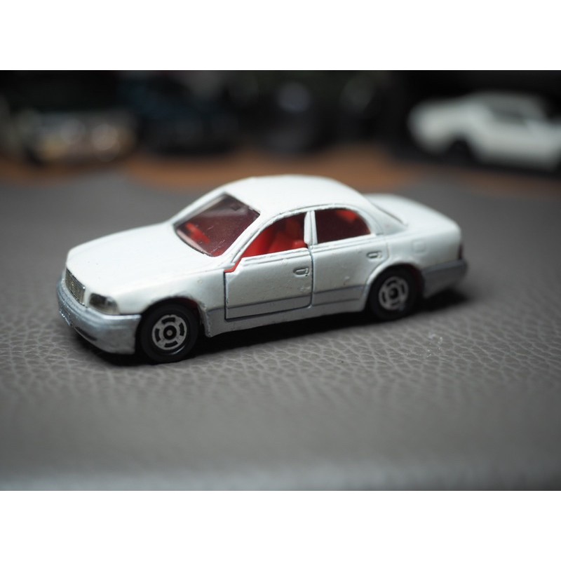 戰損車 1/64Toyota crown majesta no.55