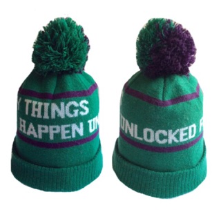 字母 文字 Logo 撞色 條紋 綠紫白毛線球 針織 毛帽 /時尚/流行