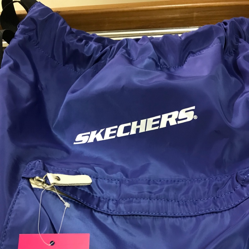 SKECHERS全新吊牌在運動束口後背包