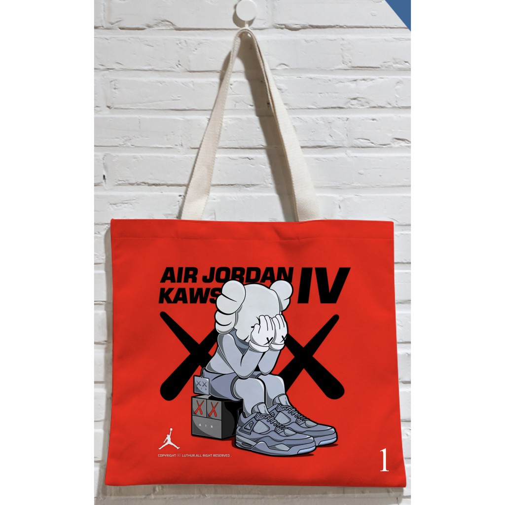 （免運）潮牌帆布包！ KAWS   AJ/SUP 聯名系列帆布包 街頭 時尚 單品 包包 帆布包 隨身包 秋冬
