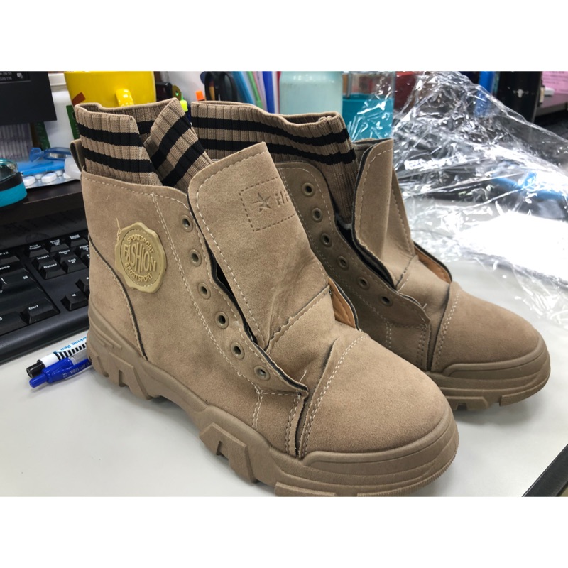 全新卡其色馬丁靴38號 蝦皮購物