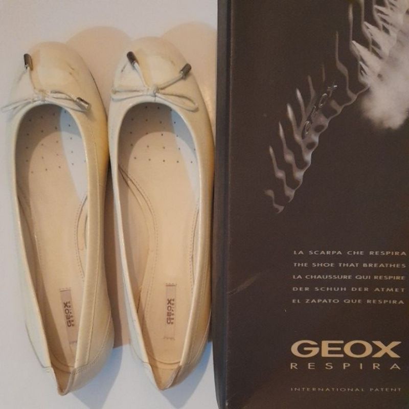 GEOX白色平底女鞋