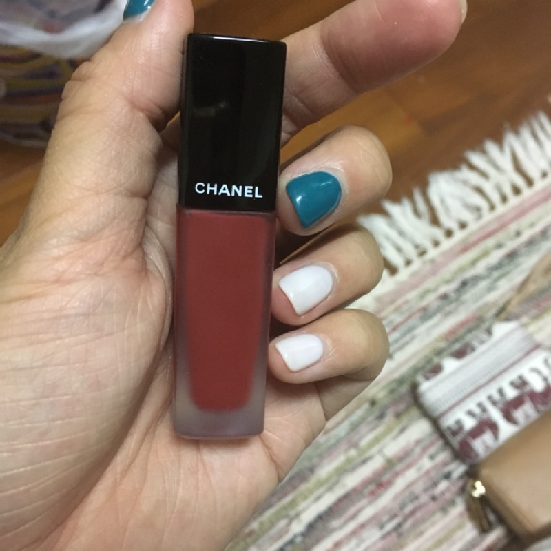 阿布達比機場購入Chanel. 鮮紅！