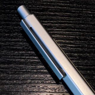 鋁質筆 按壓型🖋️ [好感生活推薦] 品項：MUJI無印良品 自由換芯按壓筆管/鋁質 無印 文具 筆管 好感生活