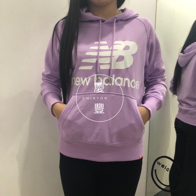 大罐體育👟 new balance 長袖 帽T 紫色 女 大logo