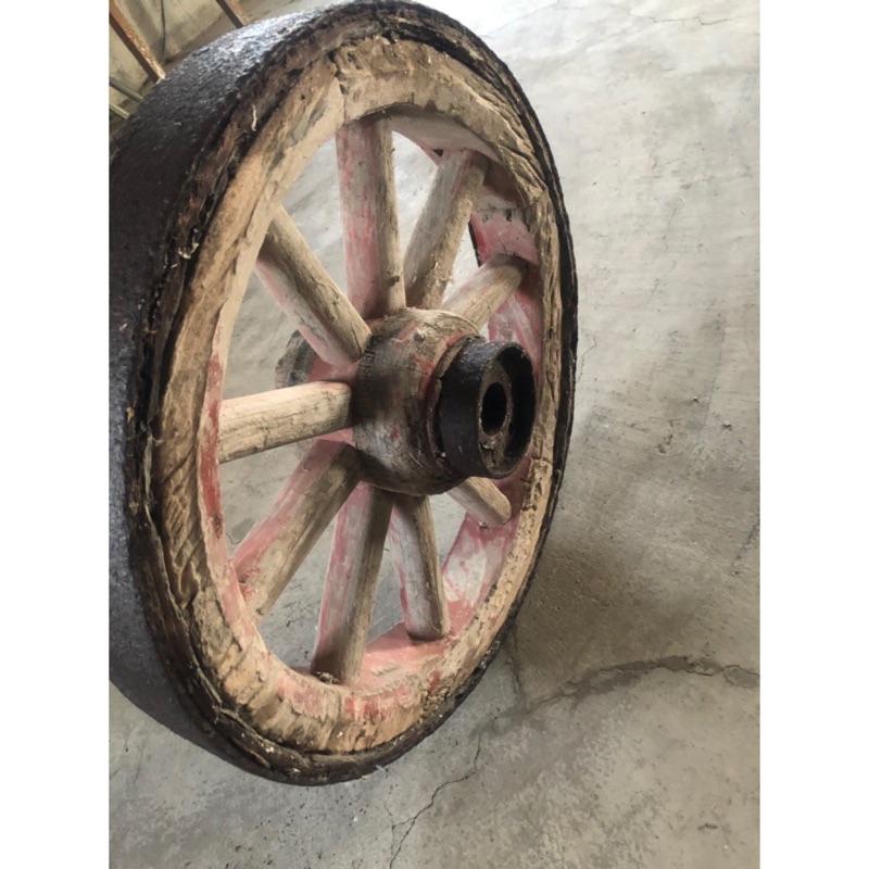 昔の牛車の車輪です。 昔の牛車の車輪です。