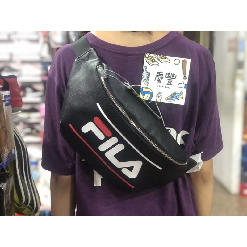 大罐體育👟 【FILA】皮革斜跨腰包 BWU-3023-BK 大型皮革斜跨包-斜背包 側背包 單肩包 肩背包 黑白紅