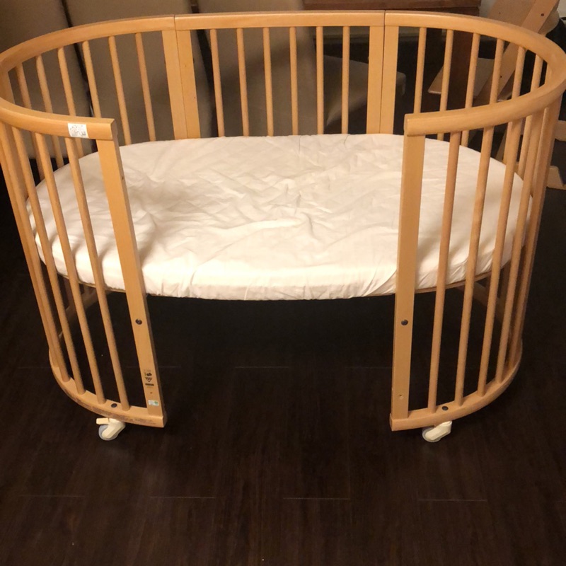 Stokke 嬰兒床（中床）附床墊、床包、床圍～