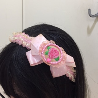 正韓蕾絲邊 粉白點點玫瑰花刺繡珍珠愛心裝飾蝴蝶結造型髮箍