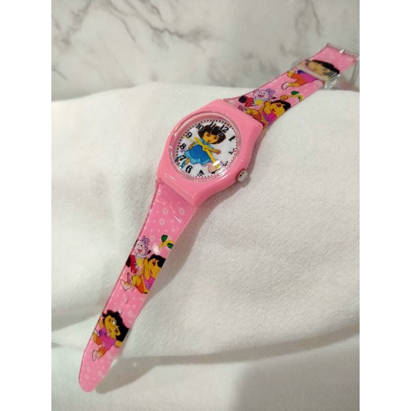 Disney 迪士尼 D朵拉粉小-A 錶帶圖案隨機 Dora朵拉 兒童手錶 數字 女錶 粉紅色【時間玩家】