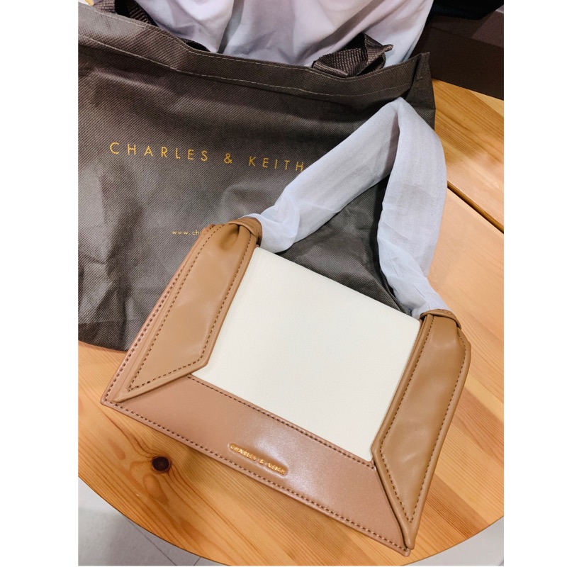 全新吊牌未拆 Charles &amp; Keith 小ck 焦糖色兔耳朵包 百搭好用翻蓋包 帆布拼接小包 扭結造型手提包