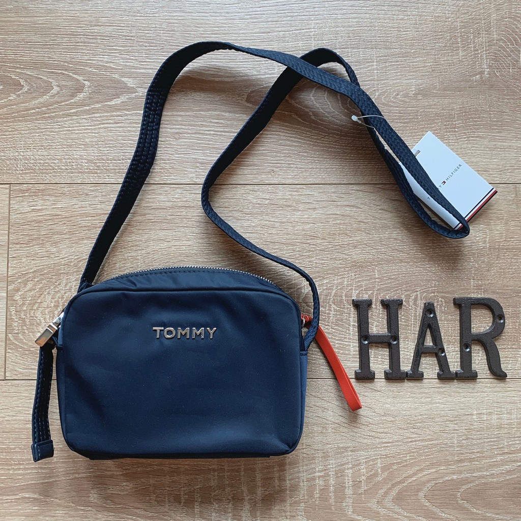 [海鹿馬] Tommy 湯米 斜背包 相機包 銀色立體logo款 深藍款