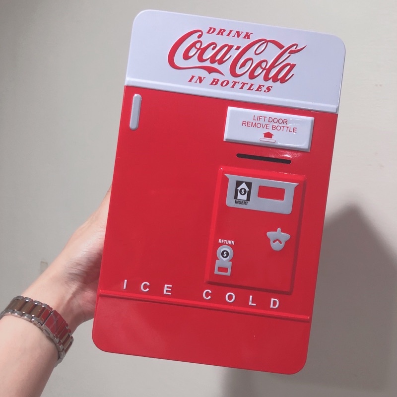 可口可樂復刻版販賣機紀念包裝鐵盒 二手 可口可樂 販賣機 可樂 存錢筒 復刻版 置物 擺飾 絕版 紀念 可口可樂周邊