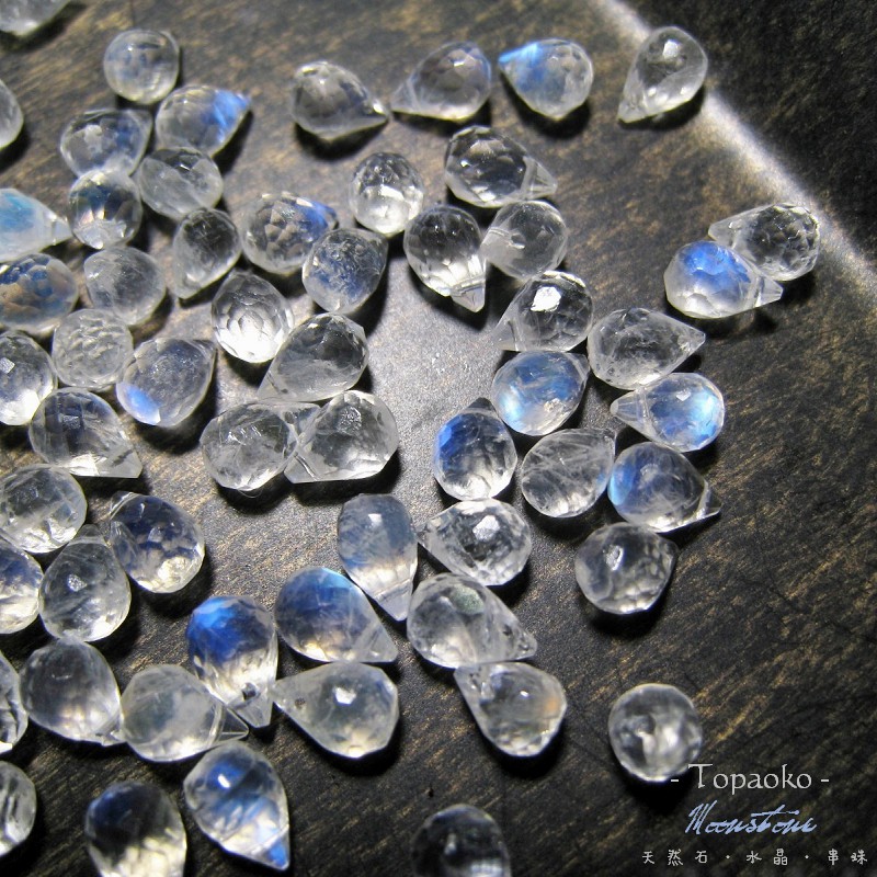 《晶格格的多寶格》印度輕珠寶手工珠.天然斯里蘭卡近玻璃體藍月光石切面水滴珠【F3035】約5~6mm手作DIY飾品材料