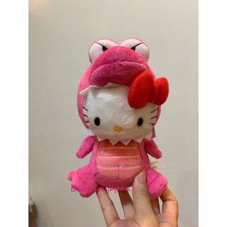 【現貨在臺】【日本代購】Hello Kitty x 蠟筆小新 恐龍裝的吊飾