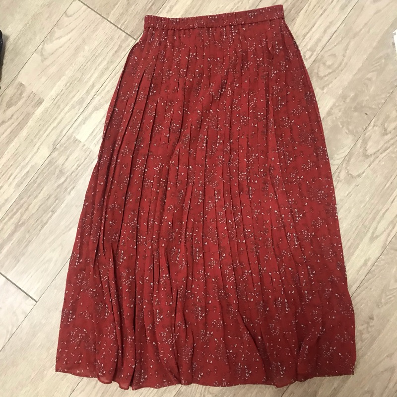 Uniqlo紅色碎花百褶長裙 M號 穿過一次保存良好便宜賣+白色長裙