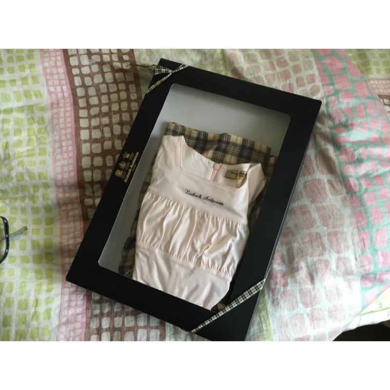 金安德森女寶童裝禮盒，全新含吊牌，無提袋，75～85公分。
