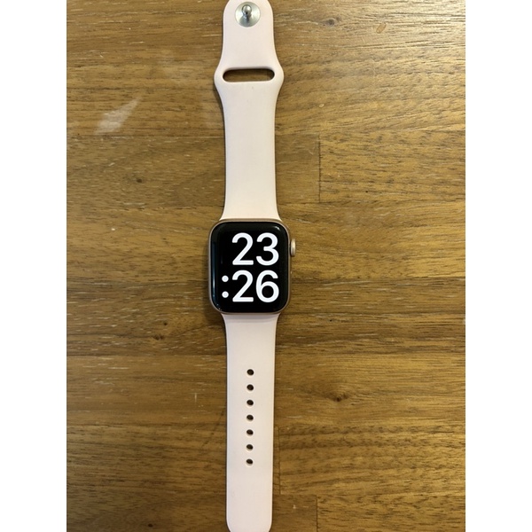 Apple Watch SE 二手 $5000（附同色犀牛盾保護殼