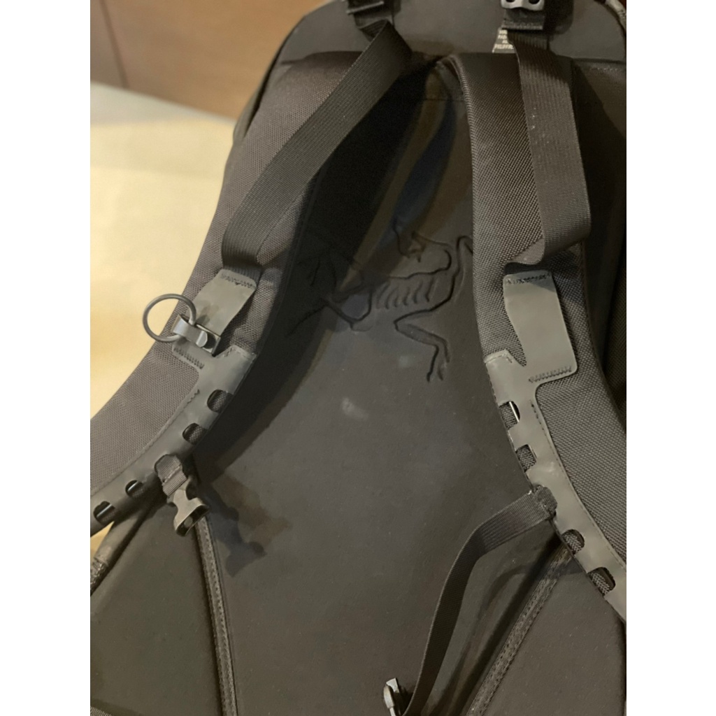 【Arc’teryx 始祖鳥】Arro 22 L 登山防水 始祖鳥後背包 24 系列 黑色 black　多