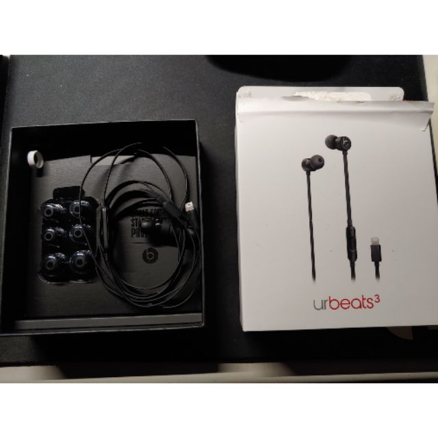 urBeats3 入耳式耳機，具備 Lightning 連接器 - 黑色