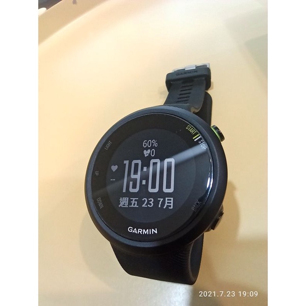 Garmin forerunner 45跑步專用錶，九成九新 完整盒裝，附充電防塵塞，含運 保固內