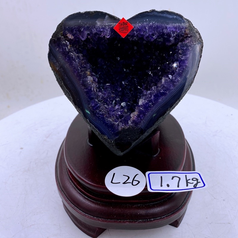 H2556 頂級烏拉圭ESP愛心型紫水晶洞  含座重1.7kg ，高18cm，寬度14cm厚度18cm洞深4cm（紫晶洞