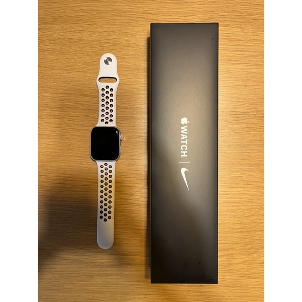 Apple Watch 4 NIKE 44mm 白色運動錶帶 (9.5成極新）