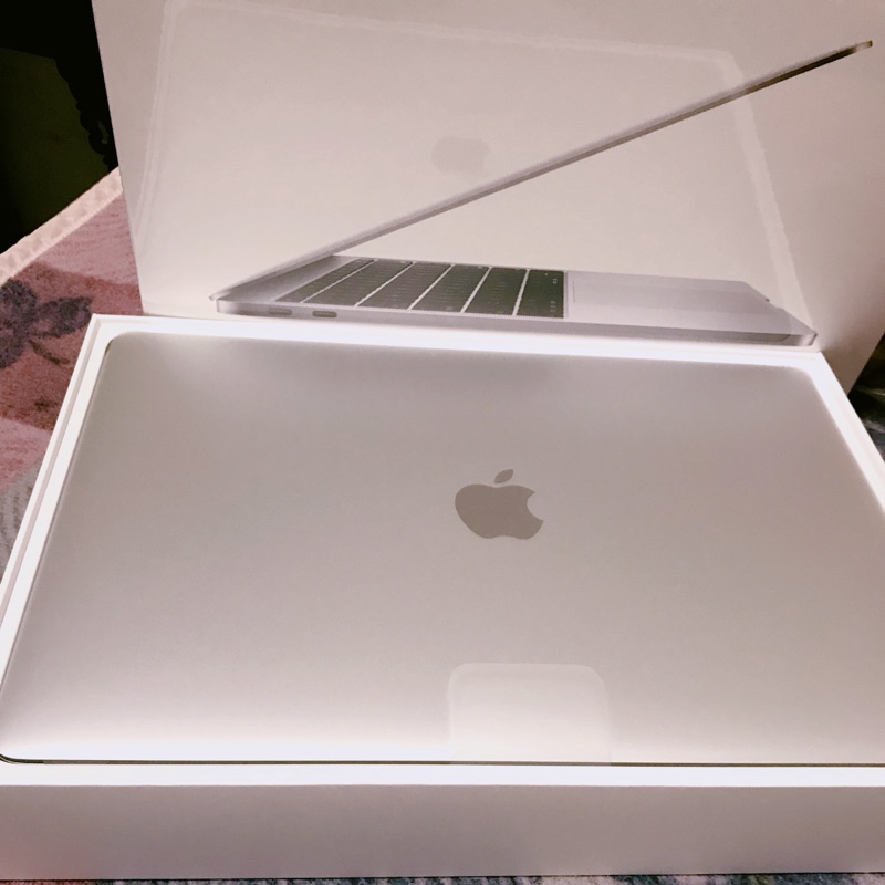 自售 二手九成新保固中 MacBook pro 13” 銀色/ i5/ ram 16 GB / 256GB 2018購入