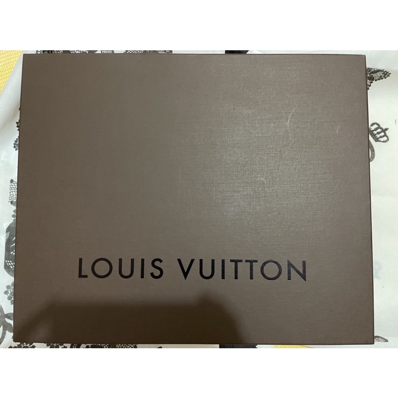 (保證正品）近全新 LV LOUIS VUITTON 路易威登( 大)紙盒 名牌 精品 紙盒 禮物盒（約44x36cm）
