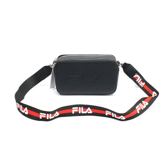 新品上架  FILA LOGO 背帶相機包小方包 小型休閒斜側背包 (黑 BMV3015BK )