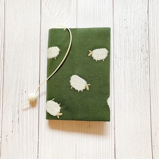 數羊咩咩 刺繡 手工書衣-綠 手帳衣 A5 書衣 寶寶手冊書套 媽媽手冊書套 適用MD 筆記本 文庫本 hobo書衣