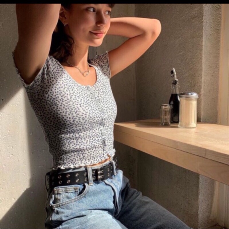 現貨brandy Melville Zelly Ruffle Top 蝦皮購物