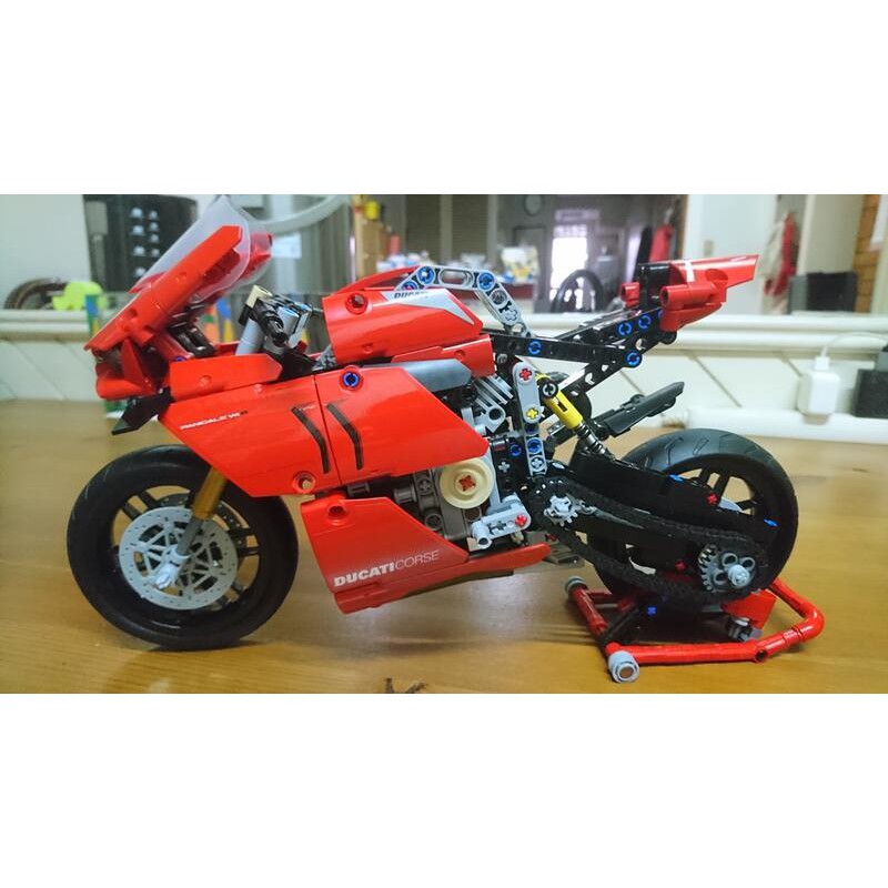 正版 樂高 LEGO 42107 Ducati Panigale V4R ~已組裝完成品~