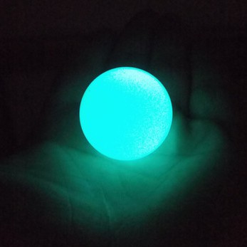天然螢石夜明珠原石 夜光球白色冰洲石發光球擺件 超亮水晶球擺件