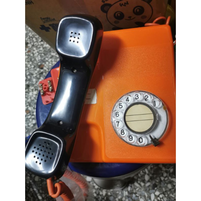 橘紅色轉盤電話，不太經典的撥盤電話，沒看過的奇怪電話