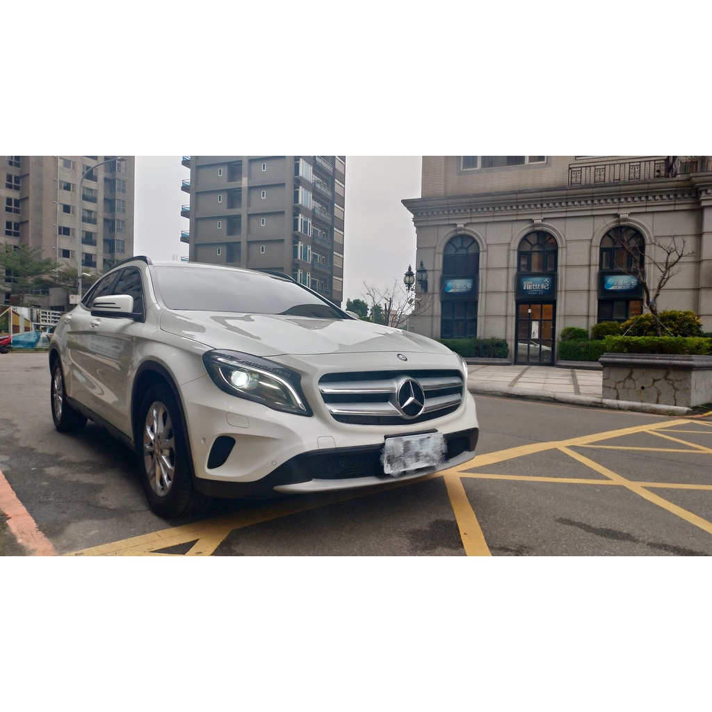 2015  GLA180 奔放動感車身，城市跨界 SUV 原廠認證中古車 電尾門 換檔快撥