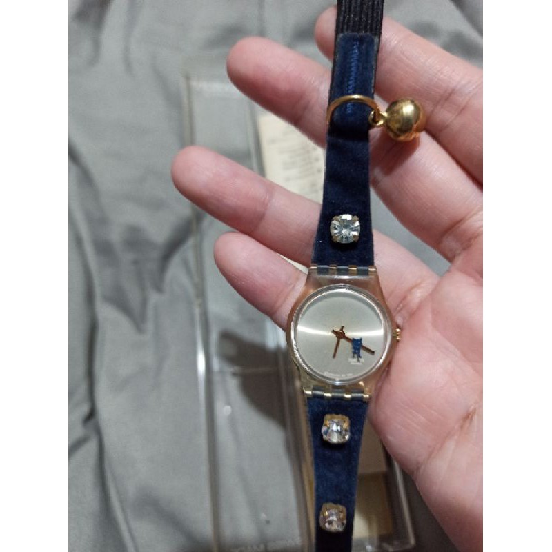 免運費 九成九新~絕版swatch勇氣貓咪鈴鐺手錶，深藍色水鑽絨質錶帶