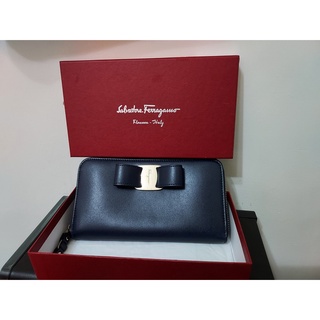 歲末降價嘍！Salvatore Ferragamo 牛皮 品牌金色LOGO 蝴蝶結 拉鍊長夾 (NAVY)