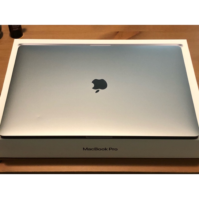 Apple MacBook Pro 16” 16吋 8核心 i9 近全新 3/29購入