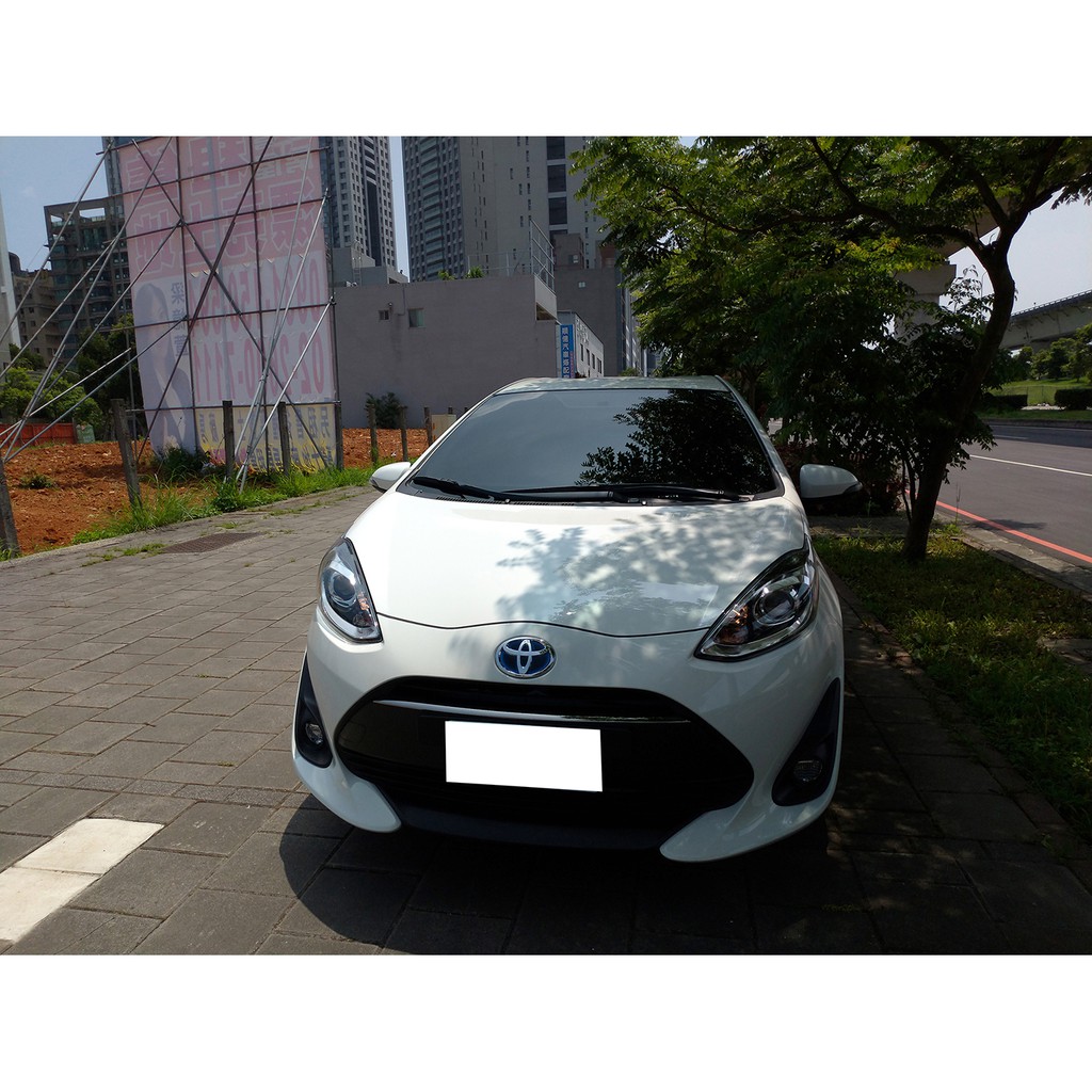 17 豐田toyota Prius C 1 5 白色油電車轎車五人座省油9氣囊 二手車中古車 蝦皮購物