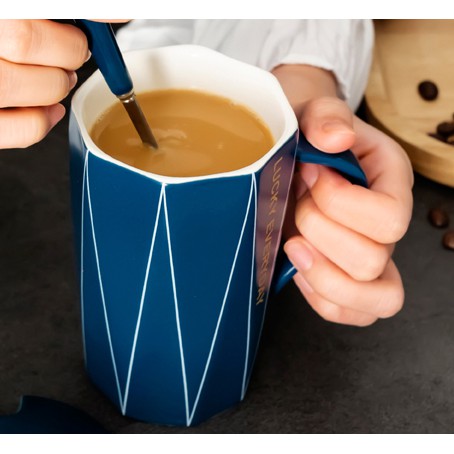 喝杯咖啡或熱milk補充能量向前打拼可採用陶瓷幾何線條咖啡杯好握好拿杯子易清潔附湯匙馬克杯寬口杯水杯耶誕禮物居家生活用品